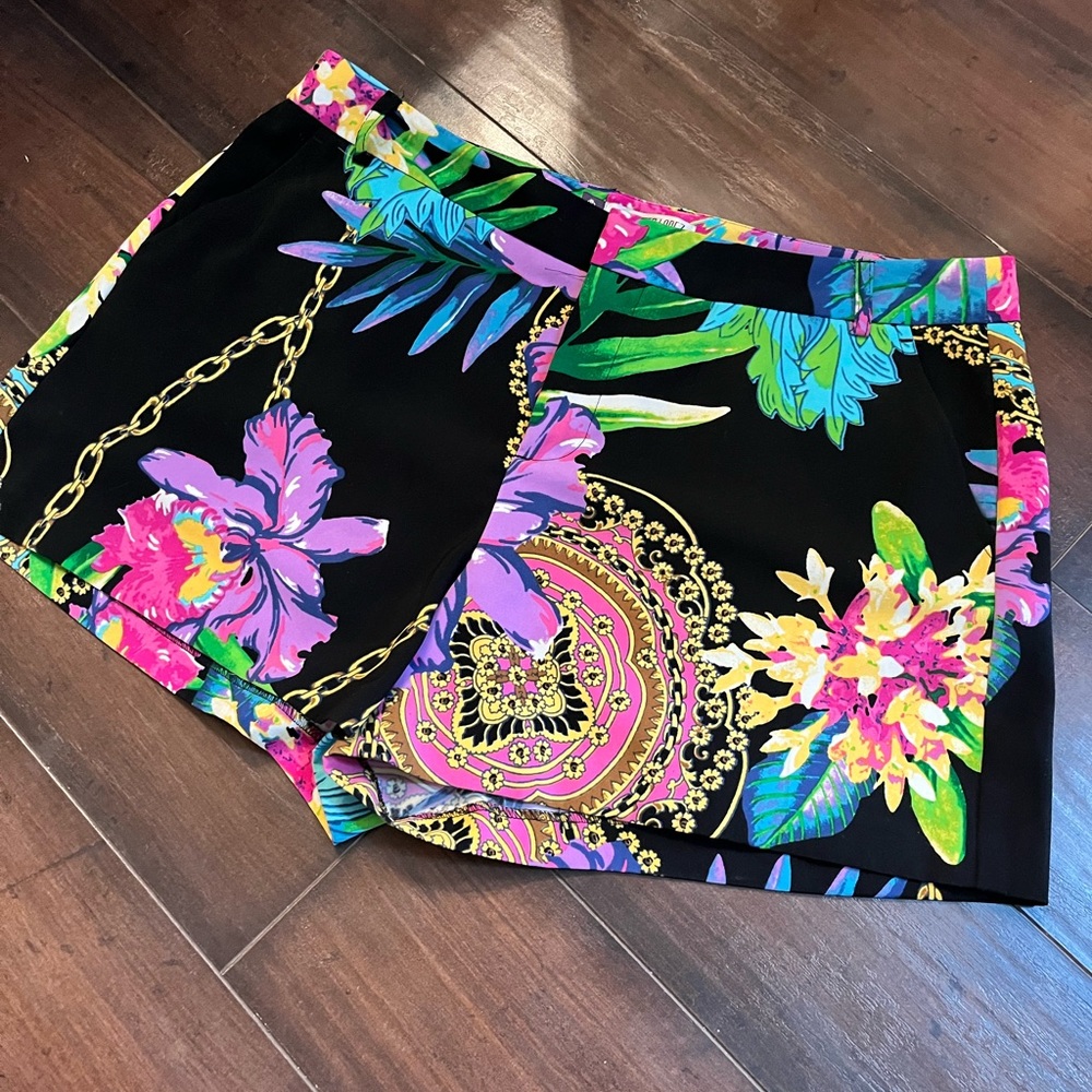 JLo plant and gold chain colorful shorts, size 10
